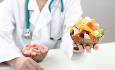 Диетолог с плодова салата