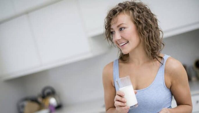 Момиче на диета с кефир